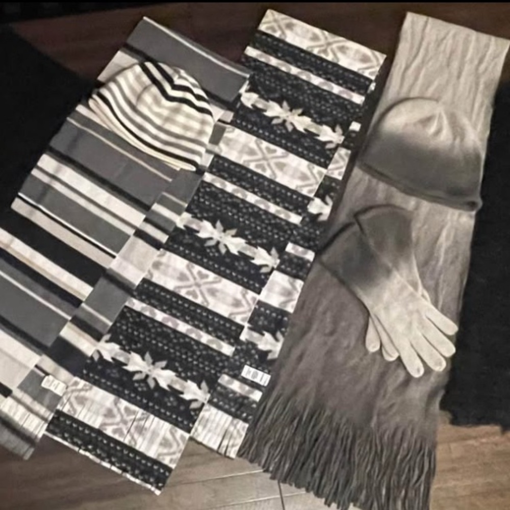 Women’s Scarves And Extras
